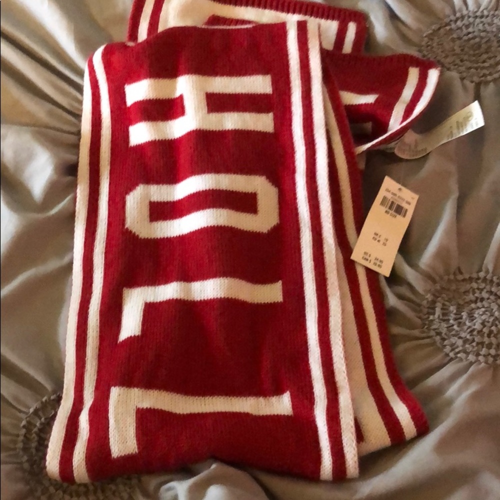 nwt in excellent condition Hollister scarf